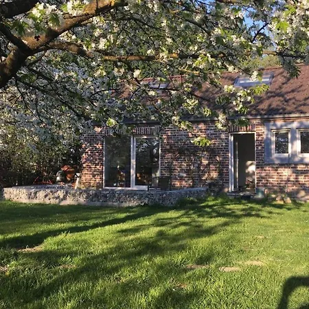 Maisonnette Les Garages بيت للعطل