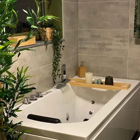 Maisonnette Les Garages بيت للعطل نامور