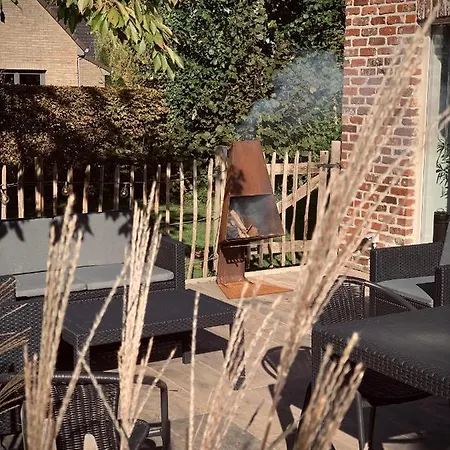 Maisonnette Les Garages نامور